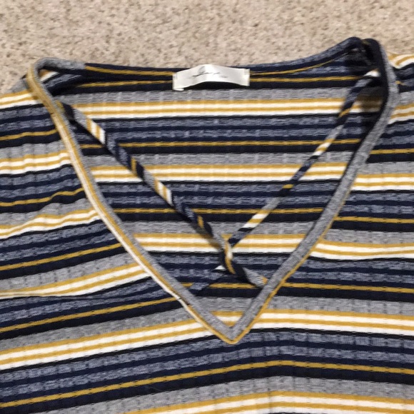 V neck crop top with long sleeves - Picture 3 of 4